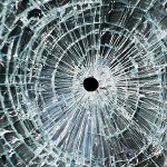 突然窓ガラスにひびが入る原因と対処法