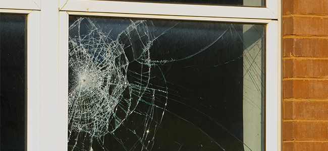 突然窓ガラスにひびが入る原因と対処法