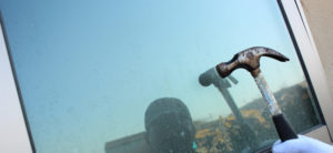 どこまで有効？　防犯フィルムの役割と効果とは