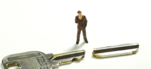 鍵が折れた際に自分でできる対処法と注意点