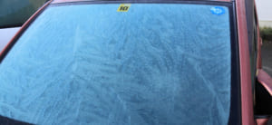 クルマのフロントガラスが凍結する原因と対処方法