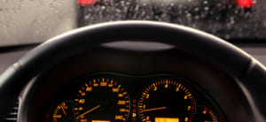 クルマの窓やミラーが水滴で曇る原因と対策法