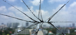 窓ガラスが割れたときの応急処置は？