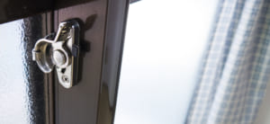 自分でやる？　業者に頼む？　窓の鍵交換