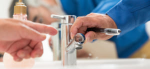 洗面所の詰まりはなぜ起こる？　その原因と対処法