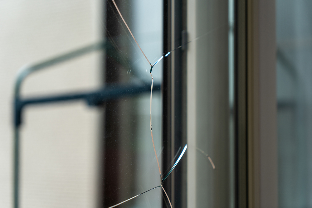 窓ガラスに傷が！　自分で補修する方法はある？